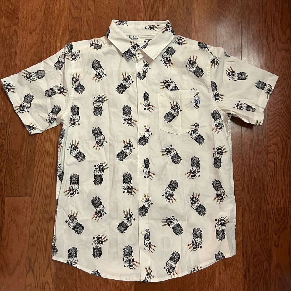 Hurley Skull Pineapple button down shirt.  Men’s size small. Stretch fit. EUC